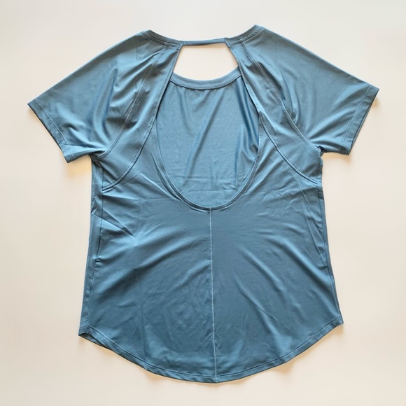 NWT Under Armour Women’s Open Back Loose Short Sleeve Shirt Teal/Blue Sz S - Picture 7 of 7